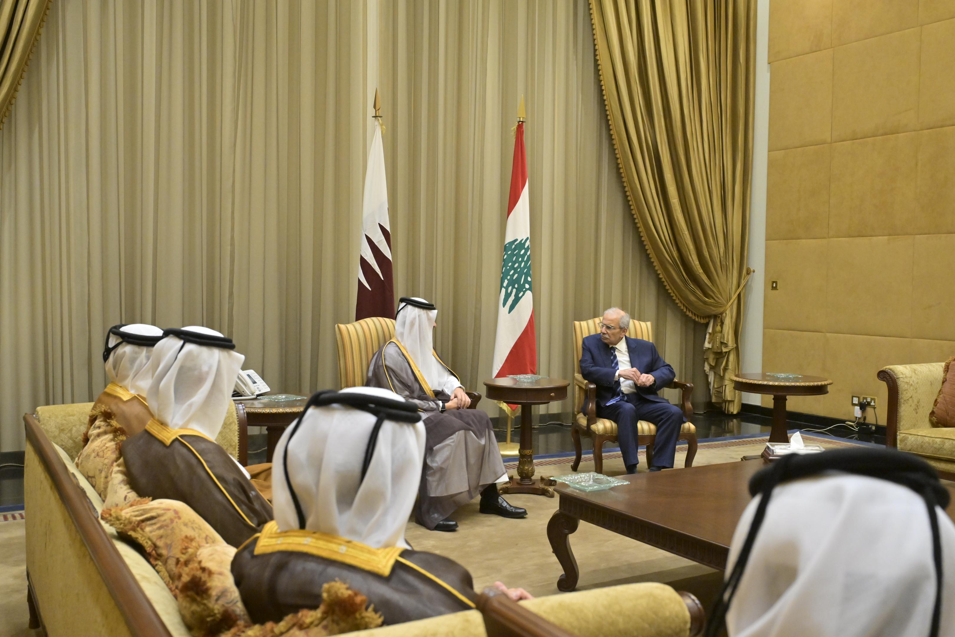 الوفد القطري في مطار بيروت (نبيل اسماعيل).