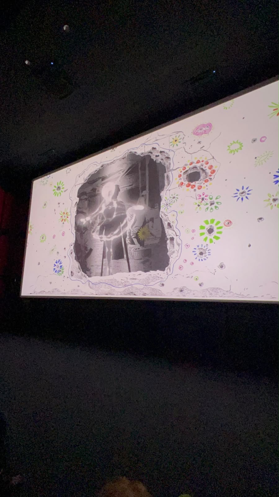من فيلم جيم 1983، حيث يعيد خيال الطفل إلى طفلة فقدت ساقها في الحرب القدرة على رقص الباليه، في مشهد مؤثّر يستعيد فيه الخيال ما سلبه الواقع. (النهار)