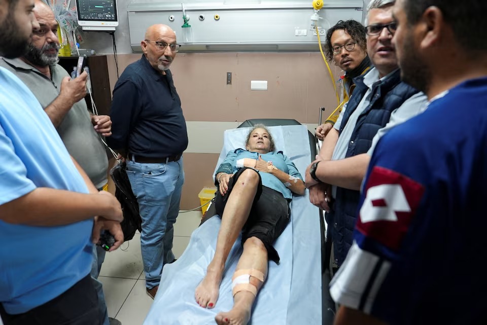 هايدي ليفين المصورة الصحفية في صحيفة واشنطن بوست تتحدث للصحفيين في المستشفى بعد تعرضها لإصابات متعددة خلال هجوم شنه مستوطنون إسرائيليون. (رويترز)