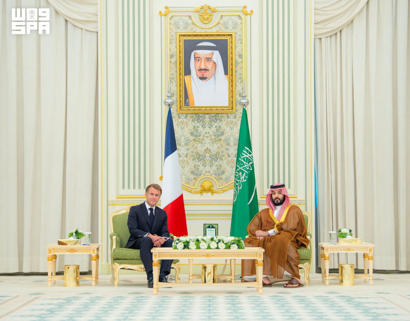 الرئيس الفرنسي إيمانويل ماكرون يلتقي ولي العهد السعودي محمد بن سلمان