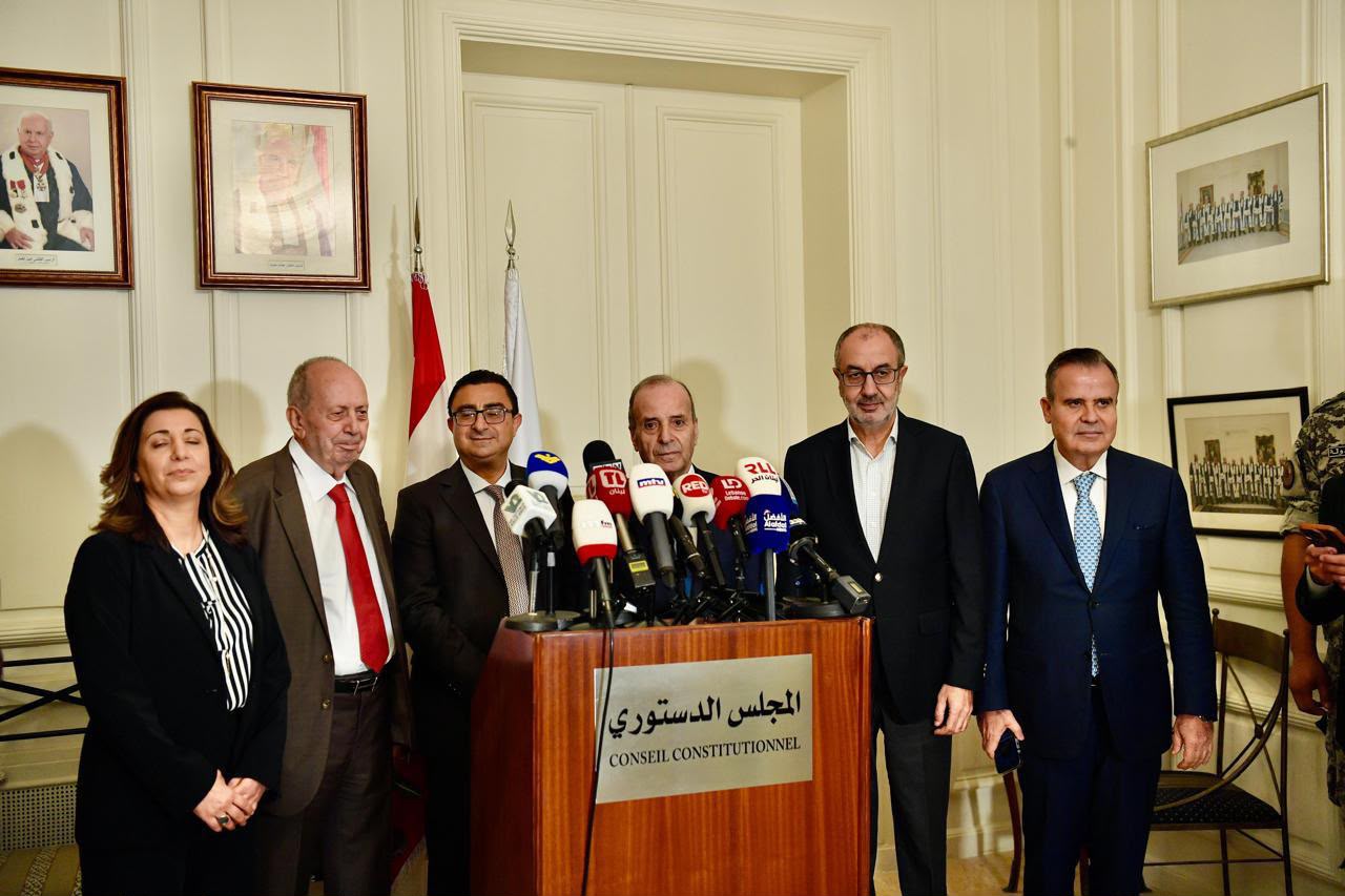 النائب العام التمييزي القاضي أحمد الحجار ورئيس المجلس الدستوري القاضي طنّوس مشلب والقضاة في مؤتمر صحافي في المجلس الدستوري (نبيل اسماعيل).