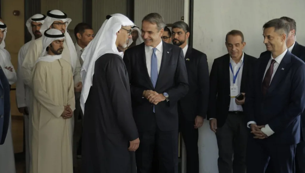 ولي عهد أبوظبي خالد بن محمد بن زايد آل نهيان ورئيس الوزراء اليوناني كيرياكوس ميتسوتاكيس ومسؤولون من البلدين (النهار).