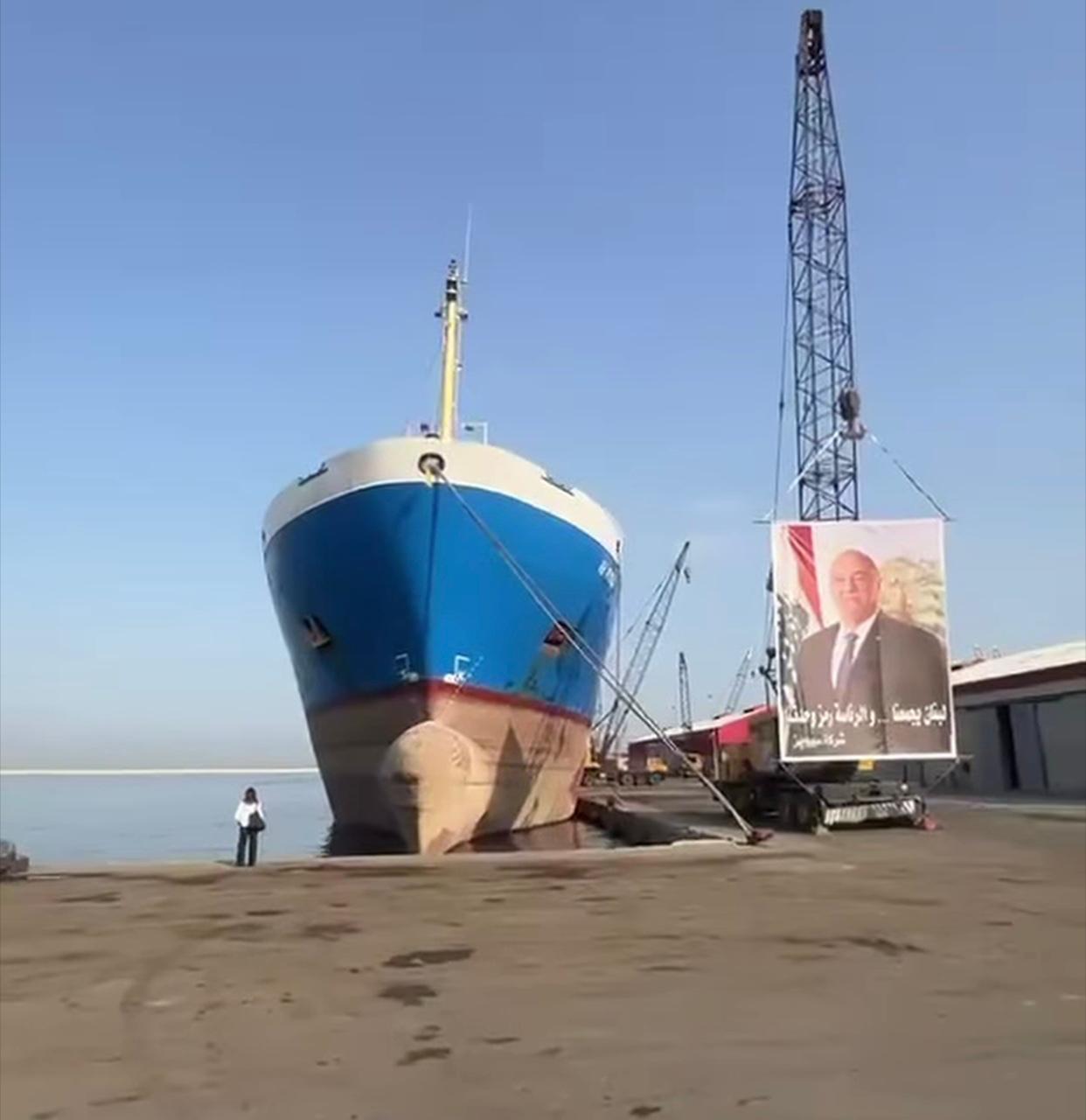 رفع صورة للرئيس عون في مرفأ طرابلس خلال زيارته إلى المدينة