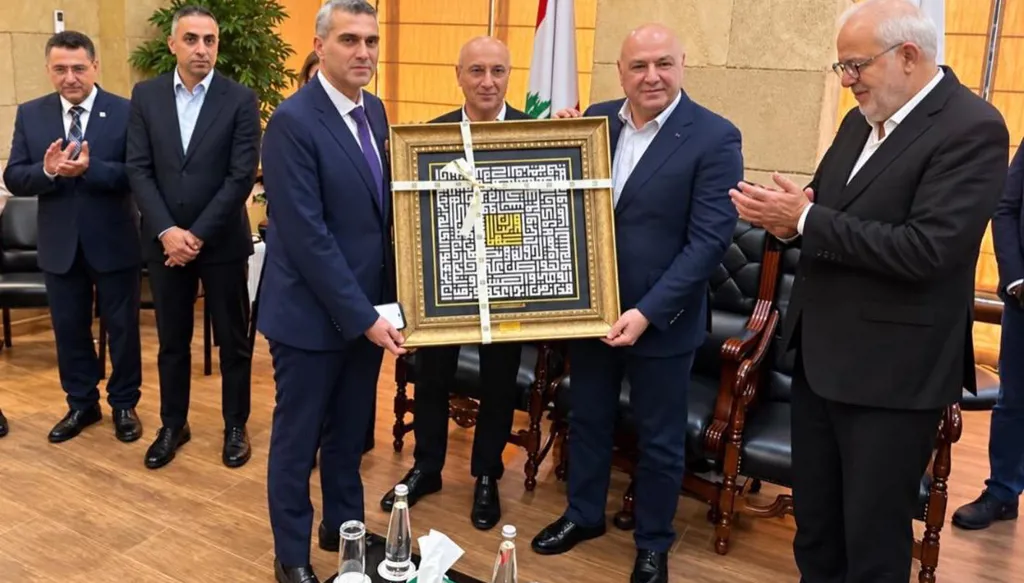 هدية تذكارية من رئيس بلدية طرابلس للرئيس عون