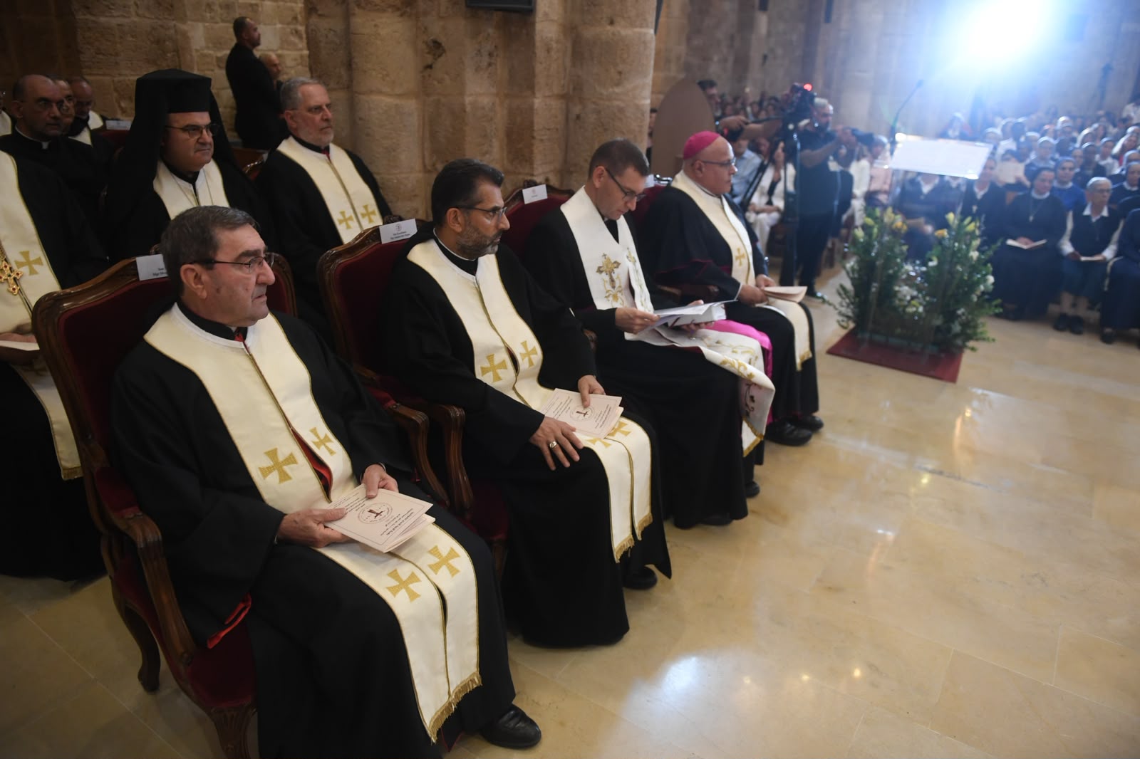 مطارنة مشاركون في القداس