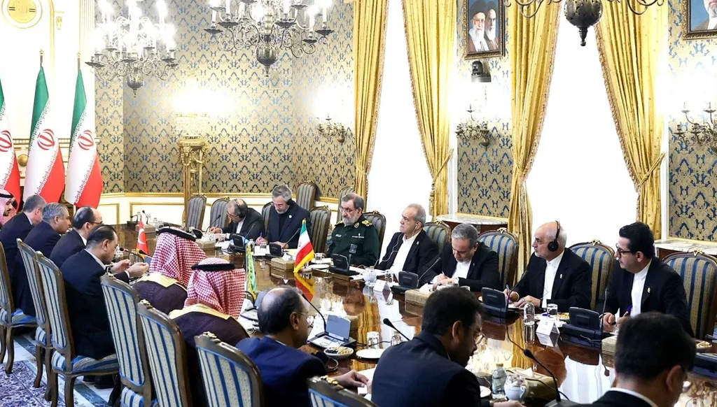 من مكة إلى طهران... لماذا تأسس "حلف مكة" وما الذي يريده اليوم؟