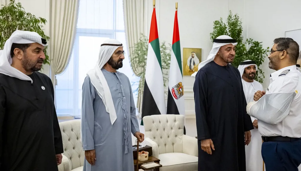 الرئيس الإماراتي يستقبل طاقم طائرة "فلاي دبي" بحضور محمد بن راشد (صور)