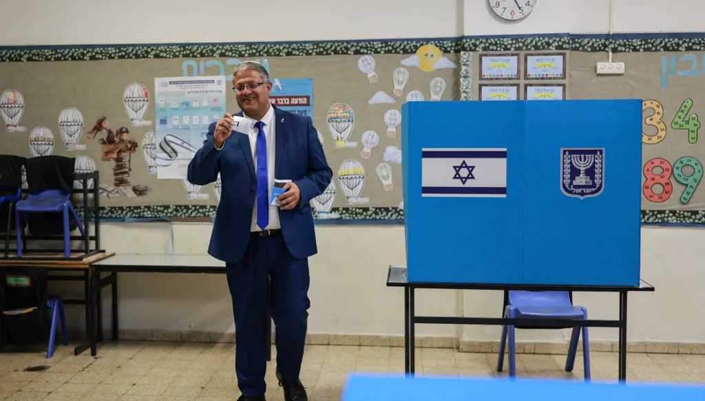 وزير الأمن القومي الإسرائيلي المتطرف إيتمار بن غفير يُدلي بصوته في انتخابات الكنيست
