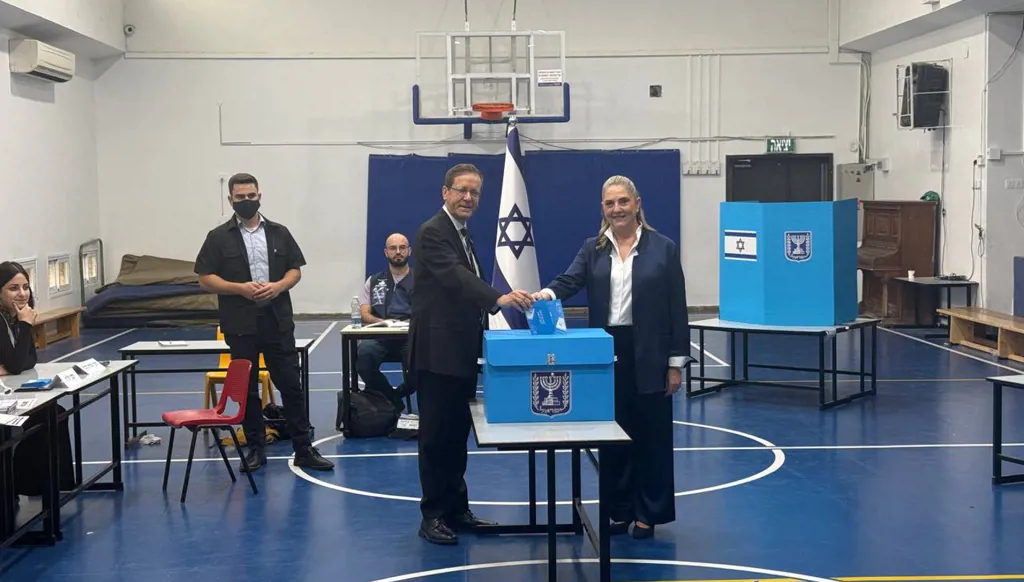 الرئيس الإسرائيلي وزوجته خلال الإدلاء بصوتيهما في انتخابات الكنيست