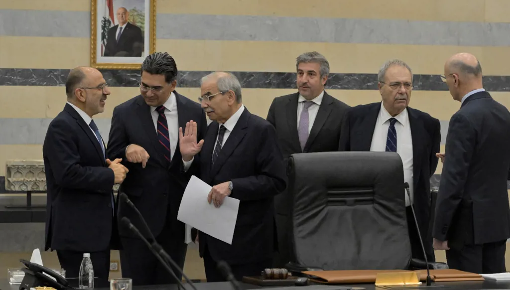 5 عند الخامسة: إسرائيل أمام مأزق الحكومة وكريستين لاغارد تتنحّى... هل تتّجه "القوات" للاعتكاف؟