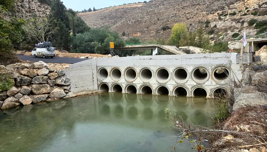 جسر العبور المائي المؤقت بعد إنجازه وإعادة فتح الطريق بين ضفتي نهر الليطاني (أحمد منتش). 