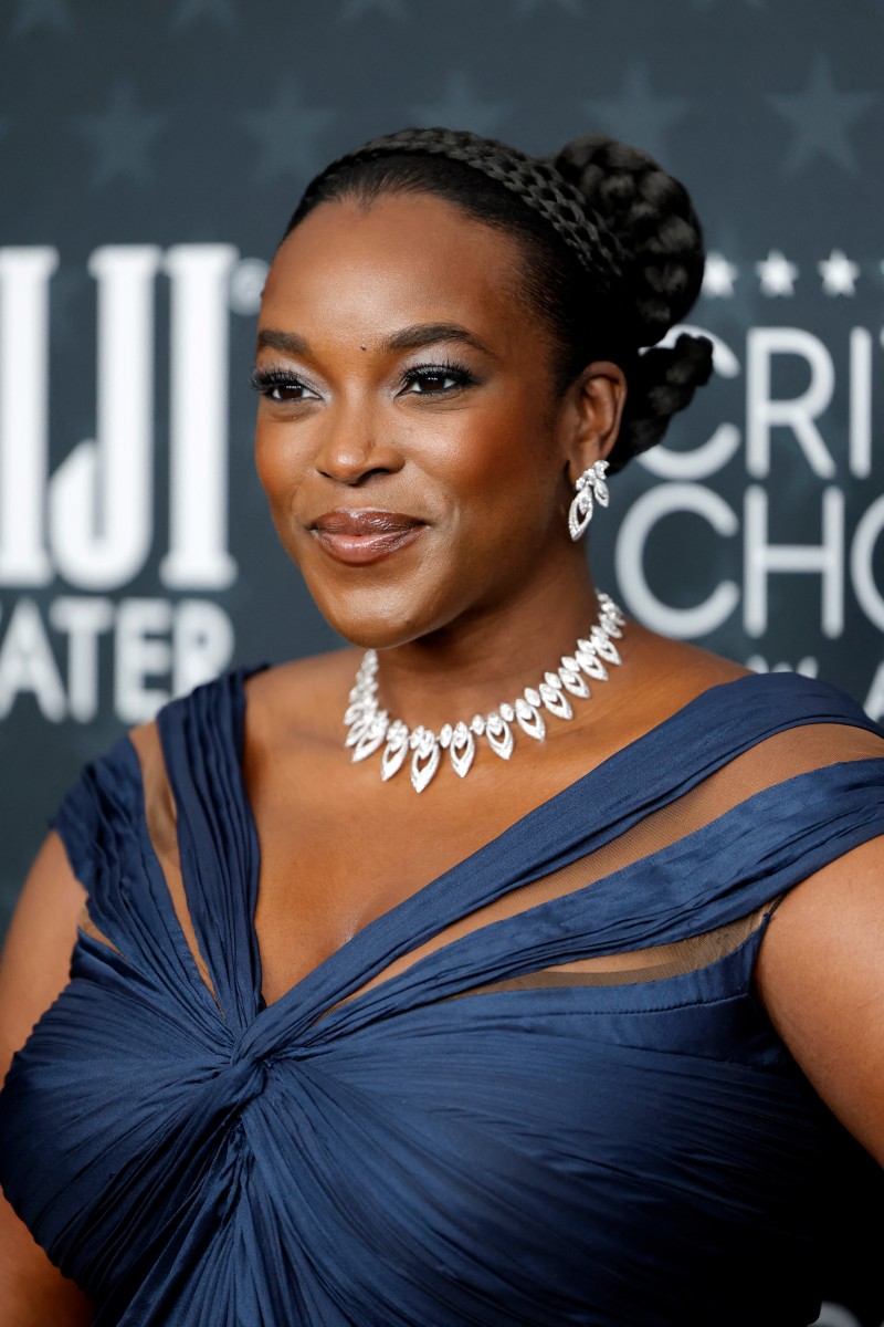 يونومي موساكو برفعة الضفائر في حفل جوائز النقاد 2026 (أ.ف.ب)