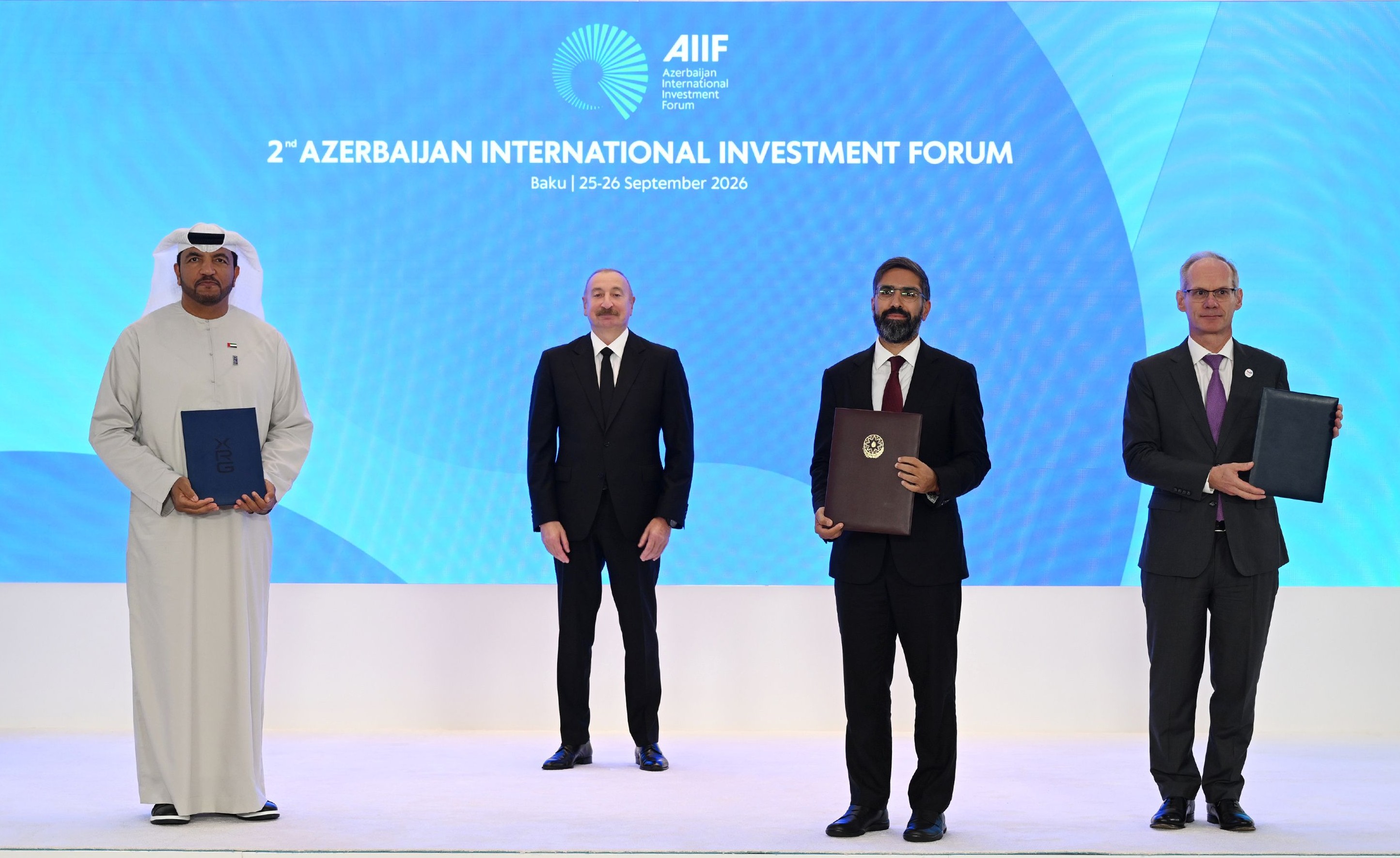 يجتمع عمر السويدي – مدير المكتب التنفيذي في شركة أدنوك / إكس آر جي، وإلهام علييف – رئيس جمهورية أذربيجان، روشن نجف – رئيس شركة النفط الوطنية لجمهورية أذربيجان، نيكولا تيراز – رئيس قطاع الاستكشاف والإنتاج في شركة توتال إنرجيز أثناء تبادل وثائق قرار الاستثمار النهائي للتطوير الكامل لحقل