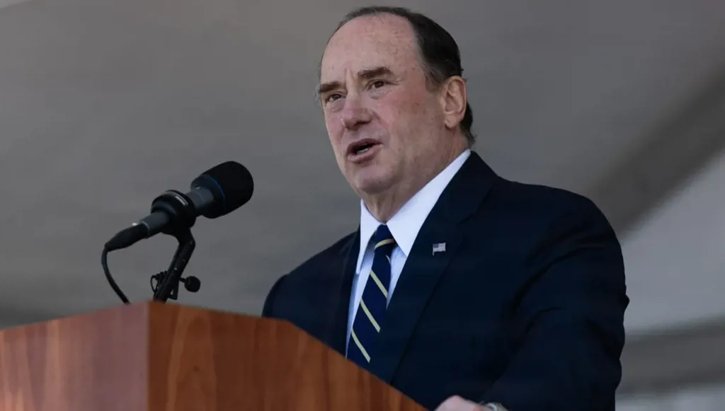 البنتاغون يعلن مغادرة وزير البحرية الأميركي جون فيلان منصبه فوراً دون توضيح الأسباب