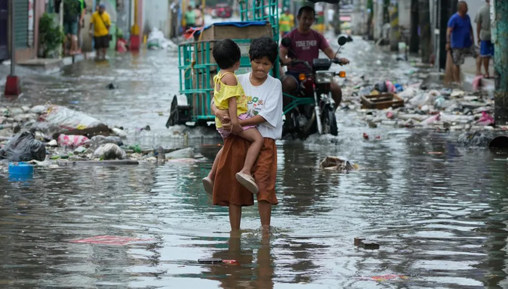 في تايوان...  الإعصار "فونغ وونغ" يتسبب بفيضانات وإجلاء الآلاف (فيديو)