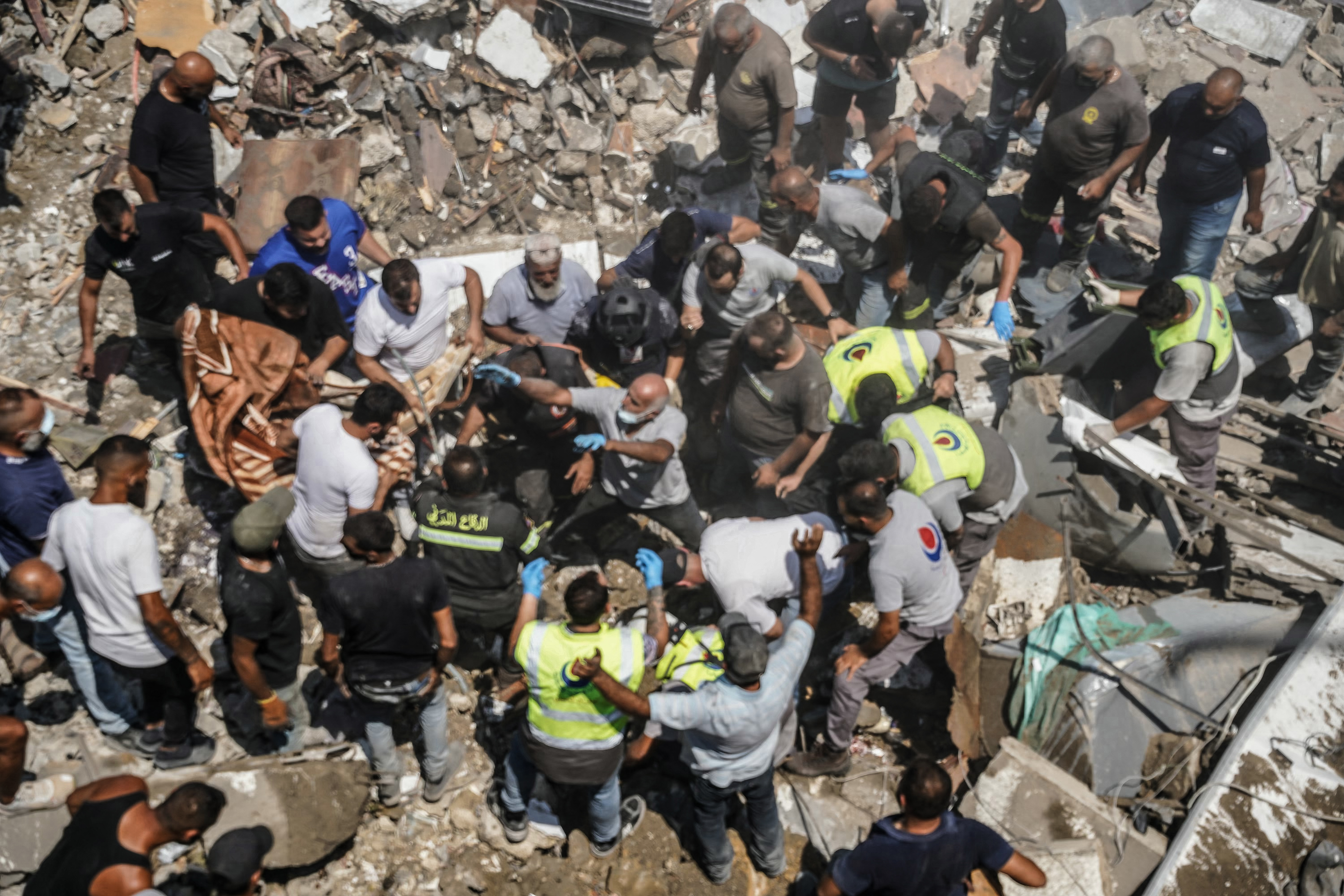 يبحثون في الأنقاض في موقع غارة إسرائيلية استهدفت حياً في بلدة دير الزهراني في 15 أغسطس 2026 (أ ف ب)