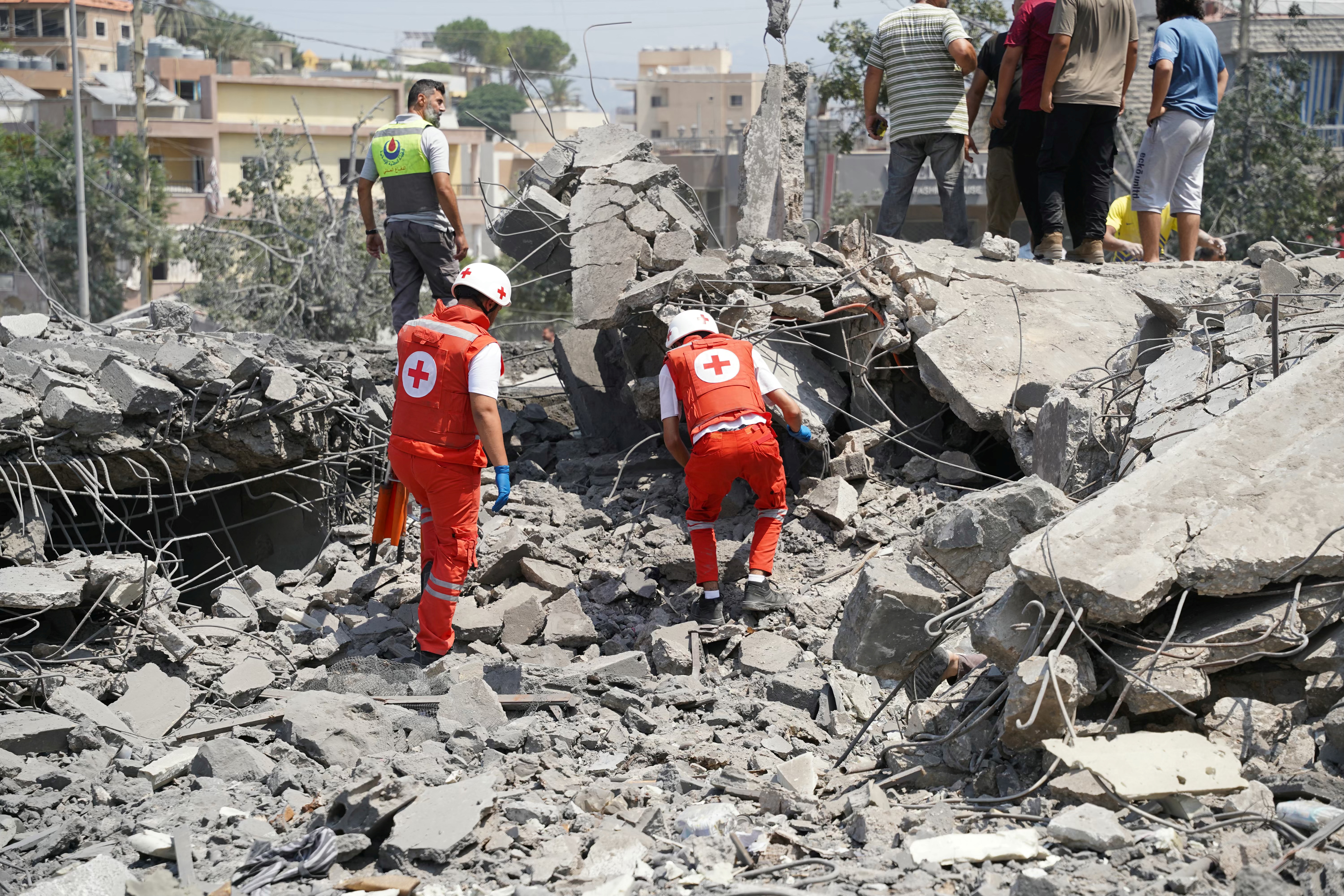 يبحثون في الأنقاض في موقع غارة إسرائيلية استهدفت حياً في بلدة دير الزهراني جنوب لبنان في 15 أغسطس 2026 (أ ف ب)