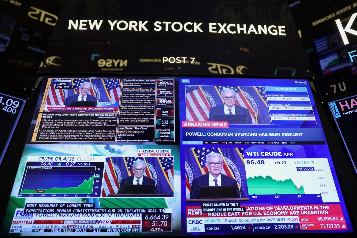 يُظهر بث مباشر جيروم باول، رئيس مجلس الاحتياطي الفيدرالي الأمريكي، وهو يتحدث بعد اجتماع لجنة السوق المفتوحة الفيدرالية (FOMC) في قاعة بورصة نيويورك (NYSE) في نيويورك في 18 آذار/مارس 2026 (أ ف ب)