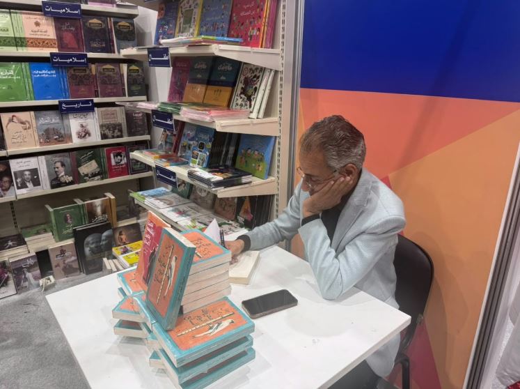 الروائي جلال برجس في دار الشروق المصرية في معرض بيروت العربي الدولي للكتاب