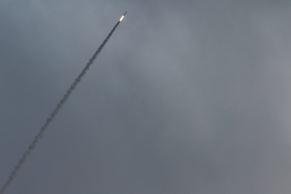 يخترق صاروخ اعتراضي إسرائيلي من نظام القبة الحديدية السماء بالقرب من الحدود الإسرائيلية اللبنانية، في الجليل الأعلى شمال إسرائيل في 22 آذار/مارس 2026 (أ ف ب)