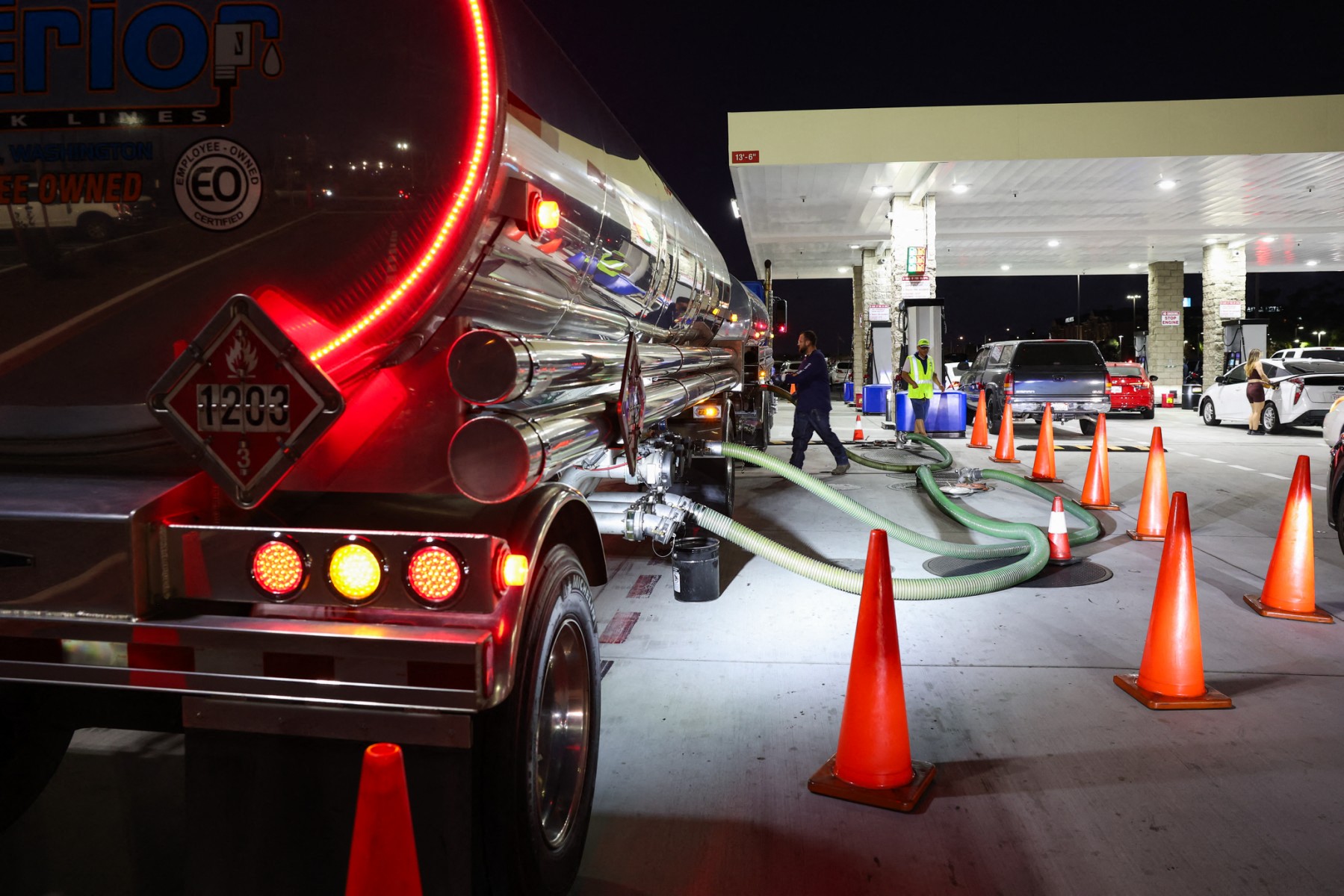 يقوم العمال بتجهيز شاحنة صهريج لتفريغ شحنة من البنزين في محطة وقود كوستكو في هاوثورن، كاليفورنيا، في 18 آذار/مارس 2026