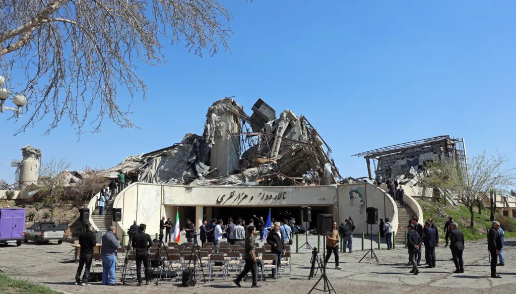 تهديد ترامب بإعادة إيران إلى "العصر الحجري" يُغضب معارضين للنظام