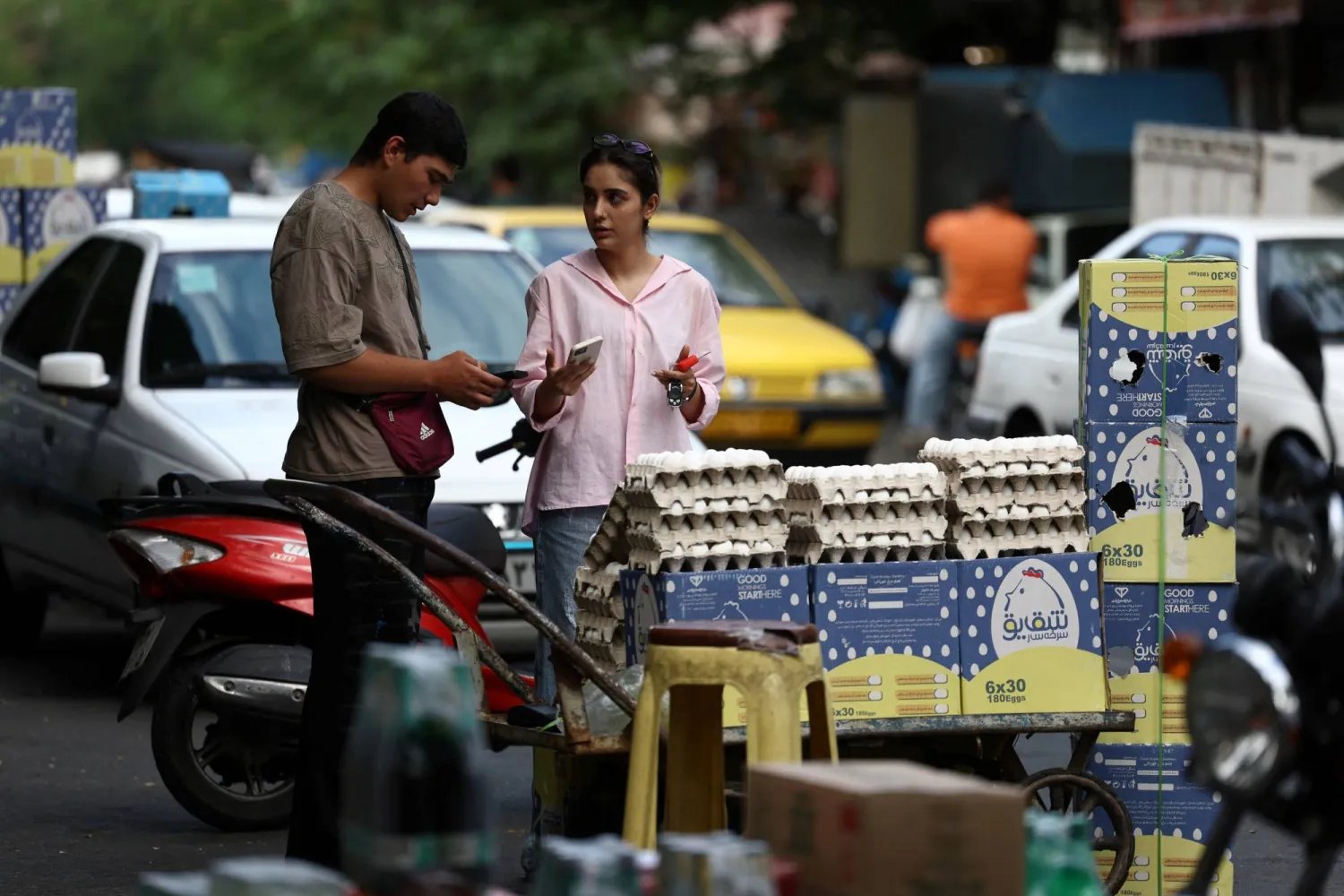 إيرانية تتسوق في سوق محلية في طهران، 28 أبريل 2026 (رويترز)