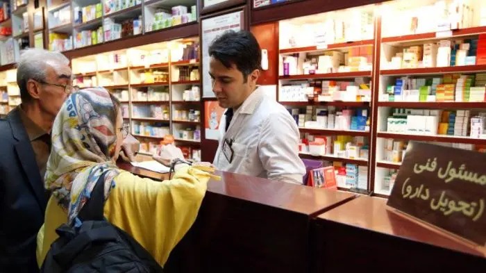 إيرانيون يتسوقون في صيدلية بمستشفى نيكان في طهران (هيومن رايتس ووتش)
