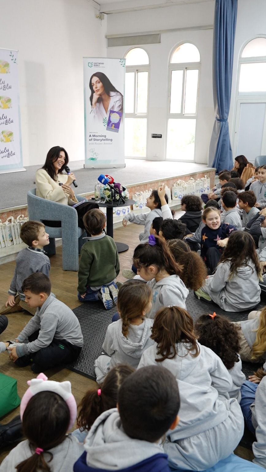 الممثلة والكاتبة اللبنانية رزان جمال متفاعلة مع الأطفال في مدرسة