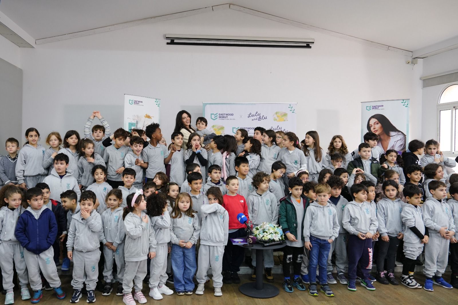 صورة جماعية للأطفال والممثلة والكاتبة رزان جمال في مدرسة