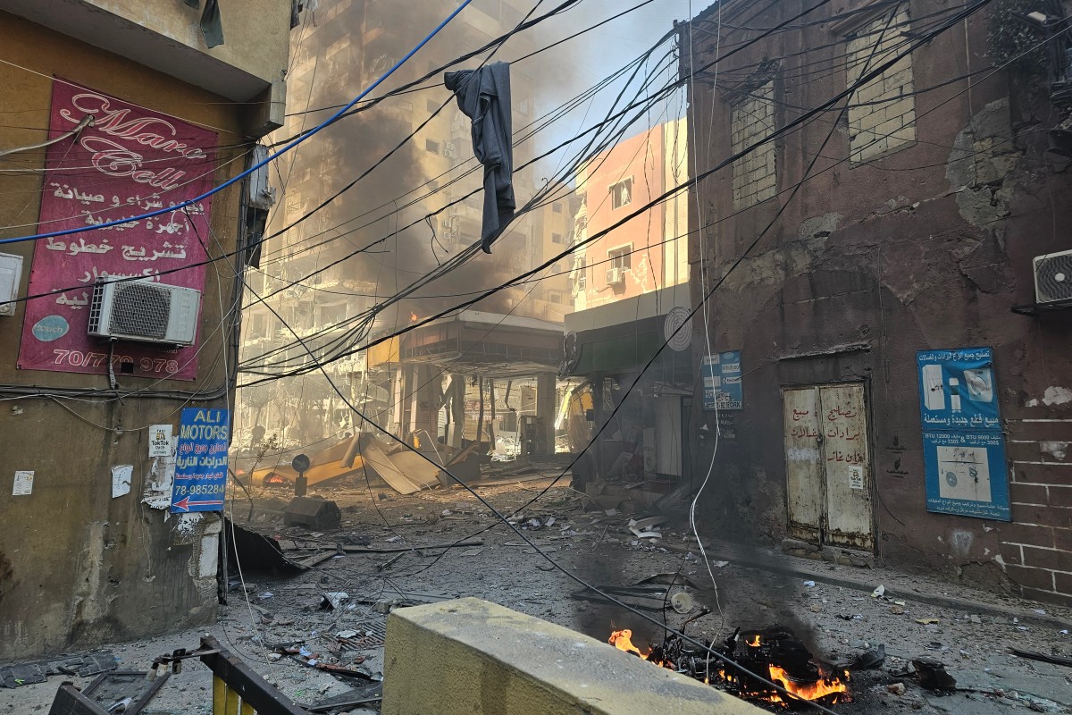 يتصاعد الدخان من موقع غارة جوية إسرائيلية استهدفت حي بئر العبد في الضواحي الجنوبية للعاصمة اللبنانية بيروت في 9 آذار/مارس 2026 (أ ف ب)