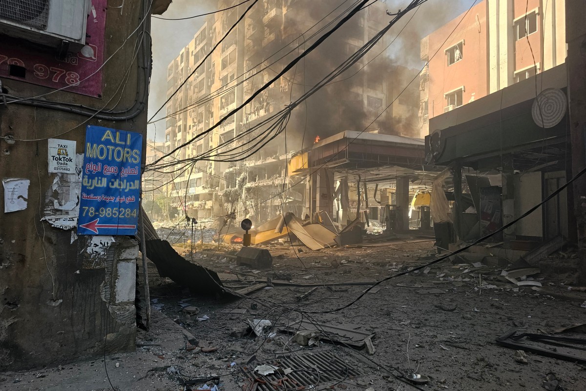 يتصاعد الدخان من موقع غارة جوية إسرائيلية استهدفت حي بئر العبد في الضواحي الجنوبية للعاصمة اللبنانية بيروت في 9 آذار/مارس 2026، وتبدو في الصورة محطة وقود محترقة (أ ف ب)