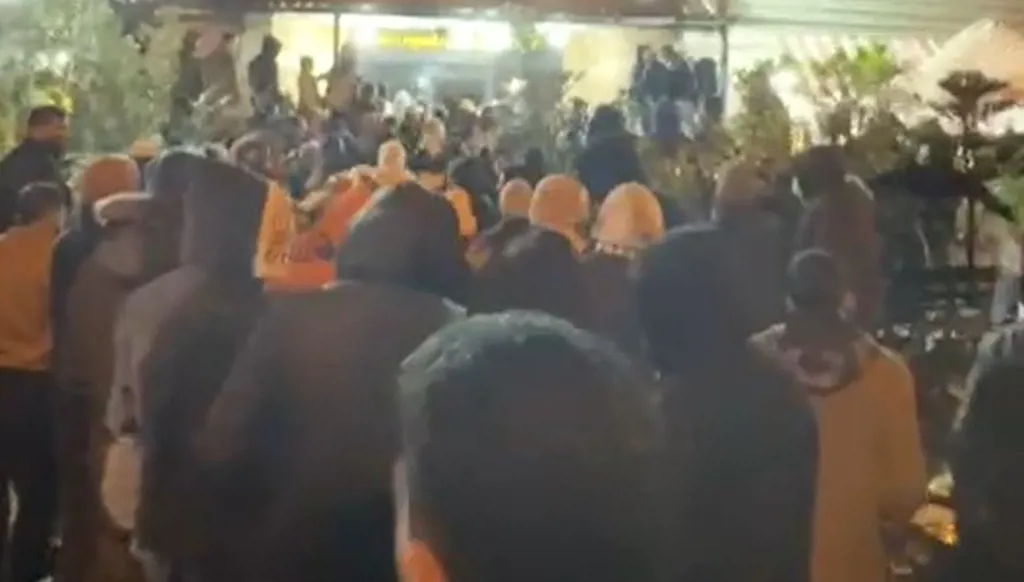 لبنان- ذعر في طرابلس والمنية... توقيف باص ينقل عسكريين سوريين (فيديو)