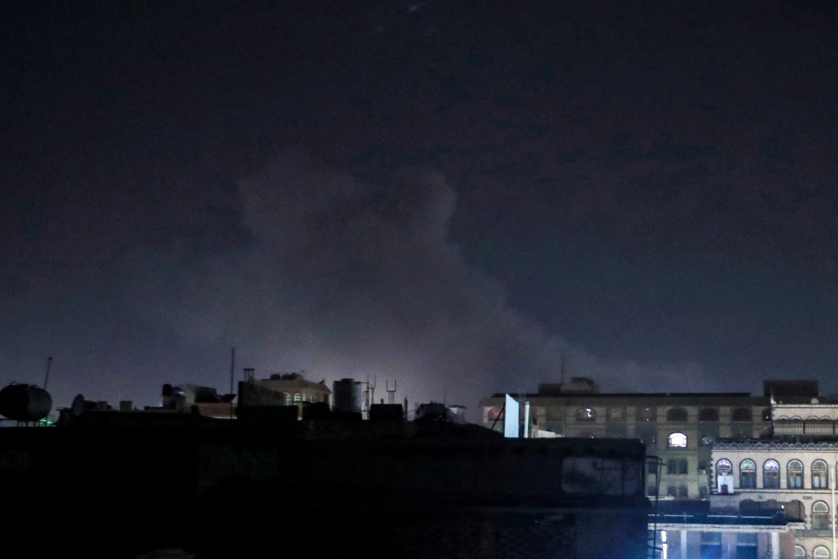 الدخان يتصاعد جراء الغارات الأميركية على صنعاء (أ ف ب) ‏