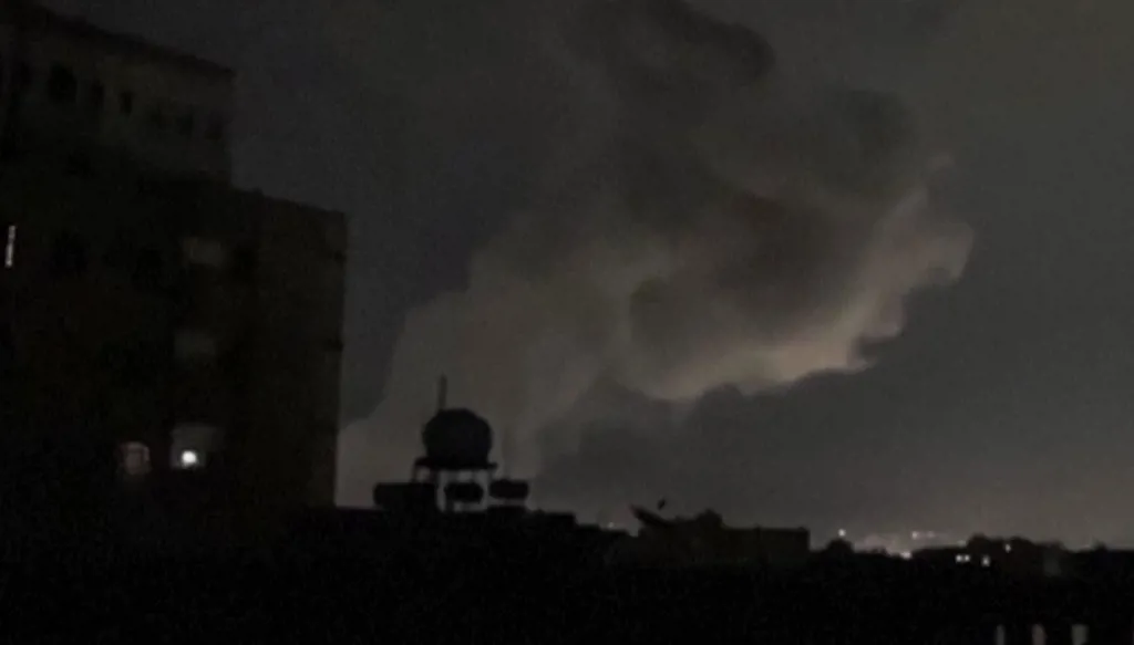 دخان يتصاعد بغد الغارات الأميركية
