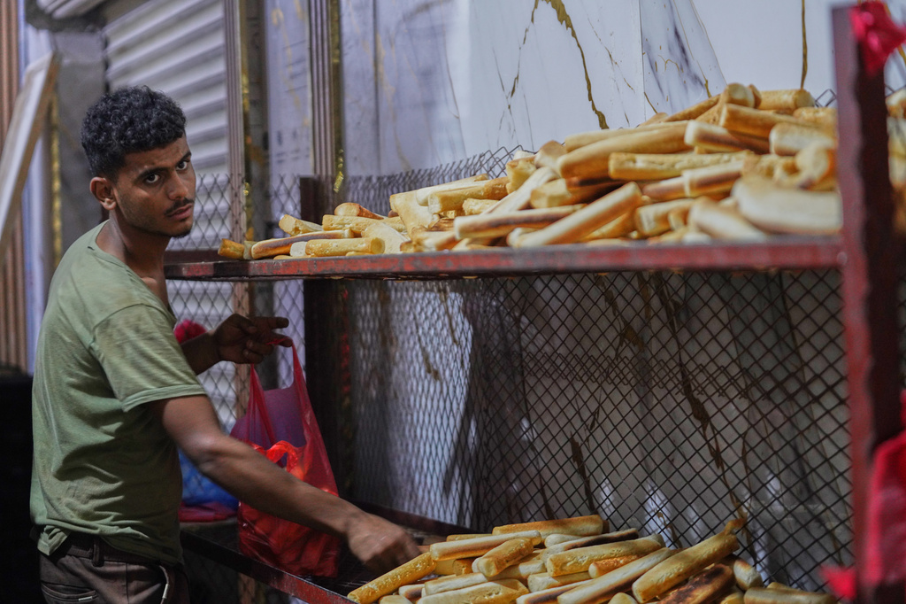 عامل يمني يبيع خبزاً طازجاً في مخبز بمدينة الغيضة في محافظة المهرة، في 6 أيلول/سبتمبر 2026. (أ ب)