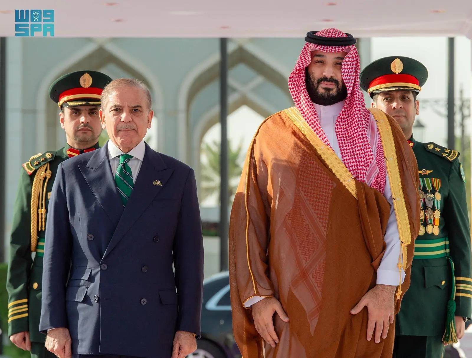 ولي العهد السعودي الأمير محمد بن سلمان مع رئيس الوزراء الباكستاني شهباز شريف في الرياض. (واس)