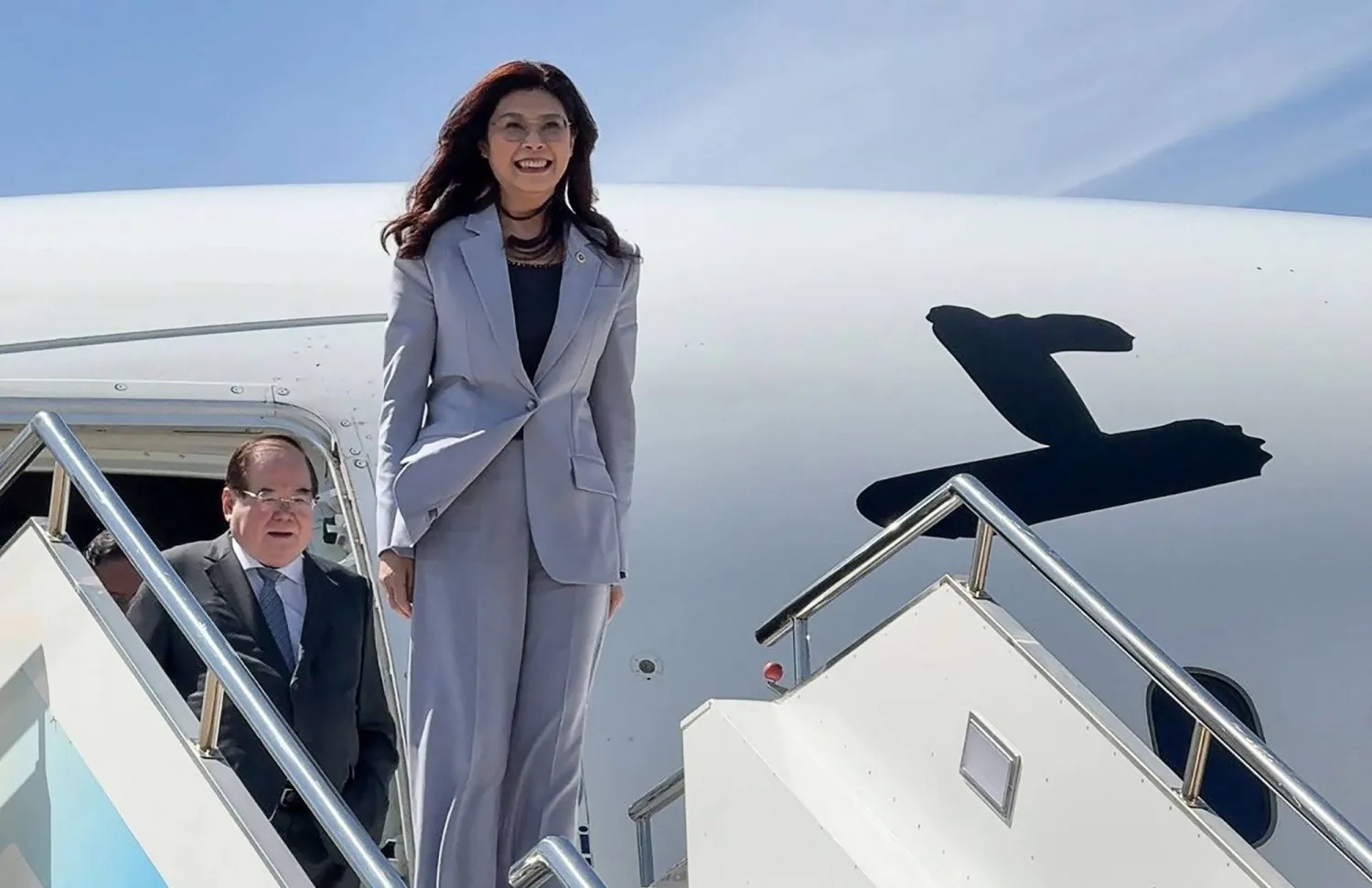 زعيمة المعارضة في تايوان تشنغ لي-وون لحظة وصولها إلى مطار شانغهاي (أ ف ب)