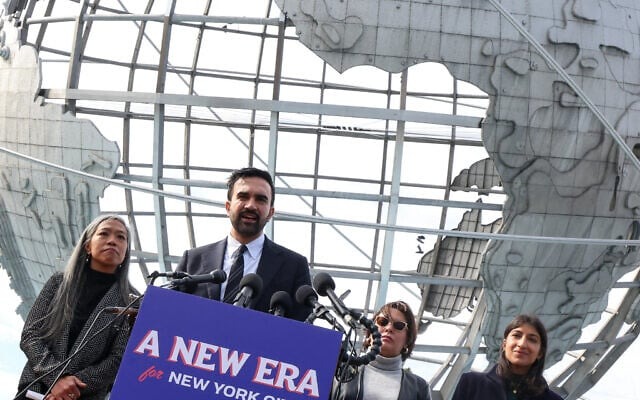 زهران ممداني في إحدى جولاته الانتخابية قبل فوزه على منافسيه بمنصب عمدة مدينة نيويورك (أ ف ب)