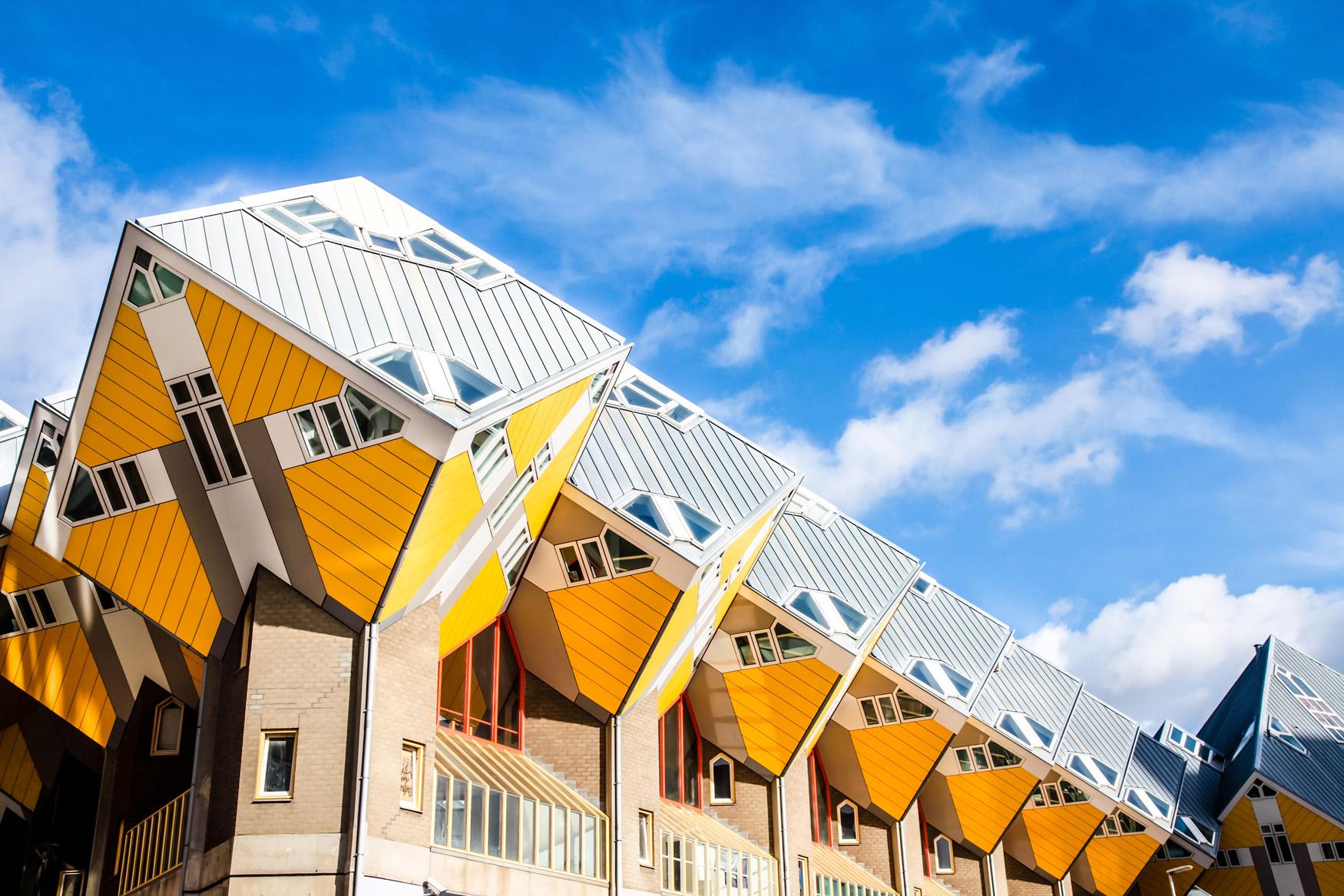 Cube Houses في روتردام، منازل مكعّبة مائلة بزاوية 45 درجة، صمّمها Piet Blom لتشكّل ما يشبه غابة حضرية. (Visit Rotterdam)