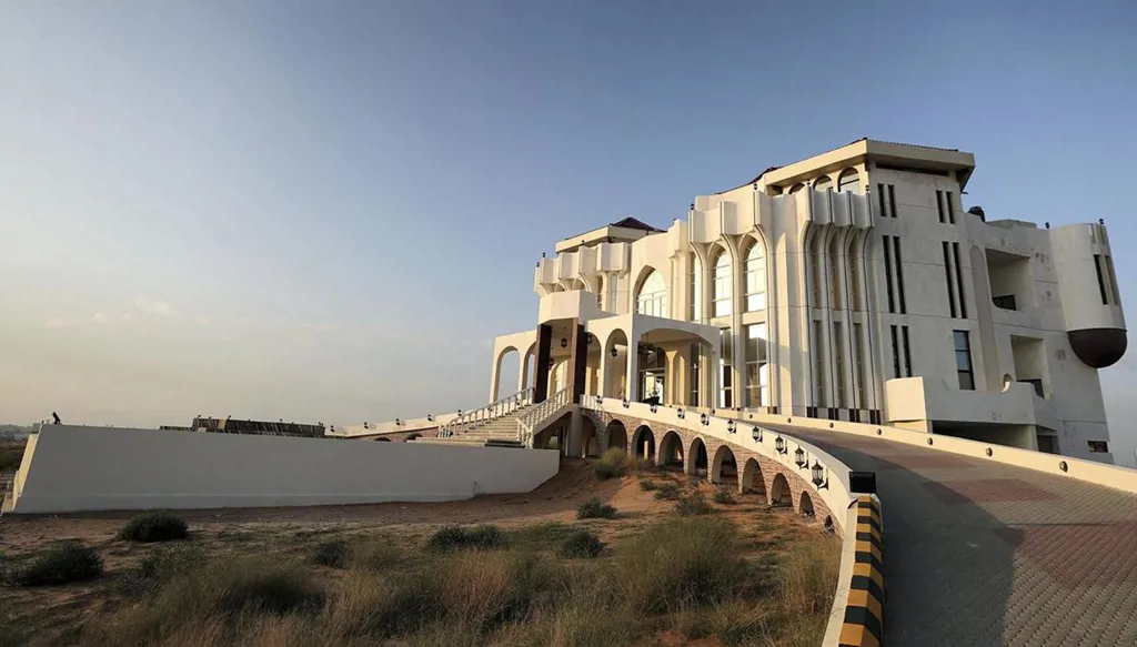 "القصر المسكون" إلى سوق العقارات… قصر القاسمي يبحث عن مالك جديد