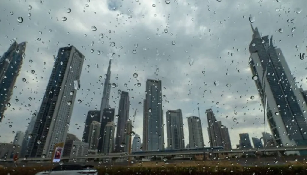 بالفيديو- عاصفة تضرب الخليج: أمطار غزيرة في الإمارات وثلوج في قطر والسعودية