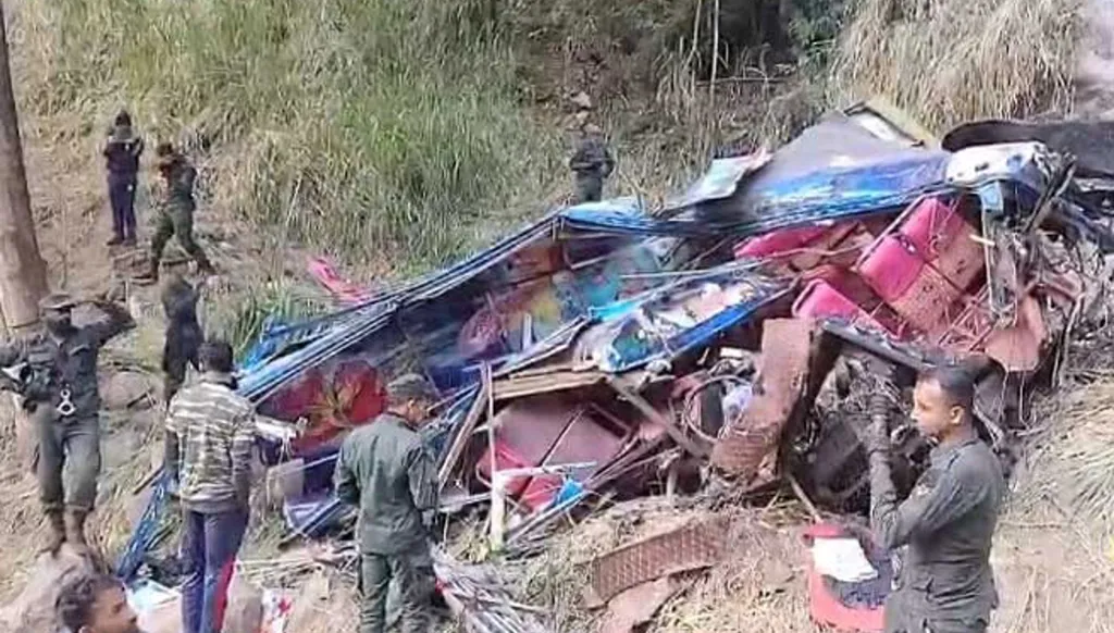 سقوط حافلة تقلّ سيّاحاً في واد: 15 قتيلاً بينهم السائق!