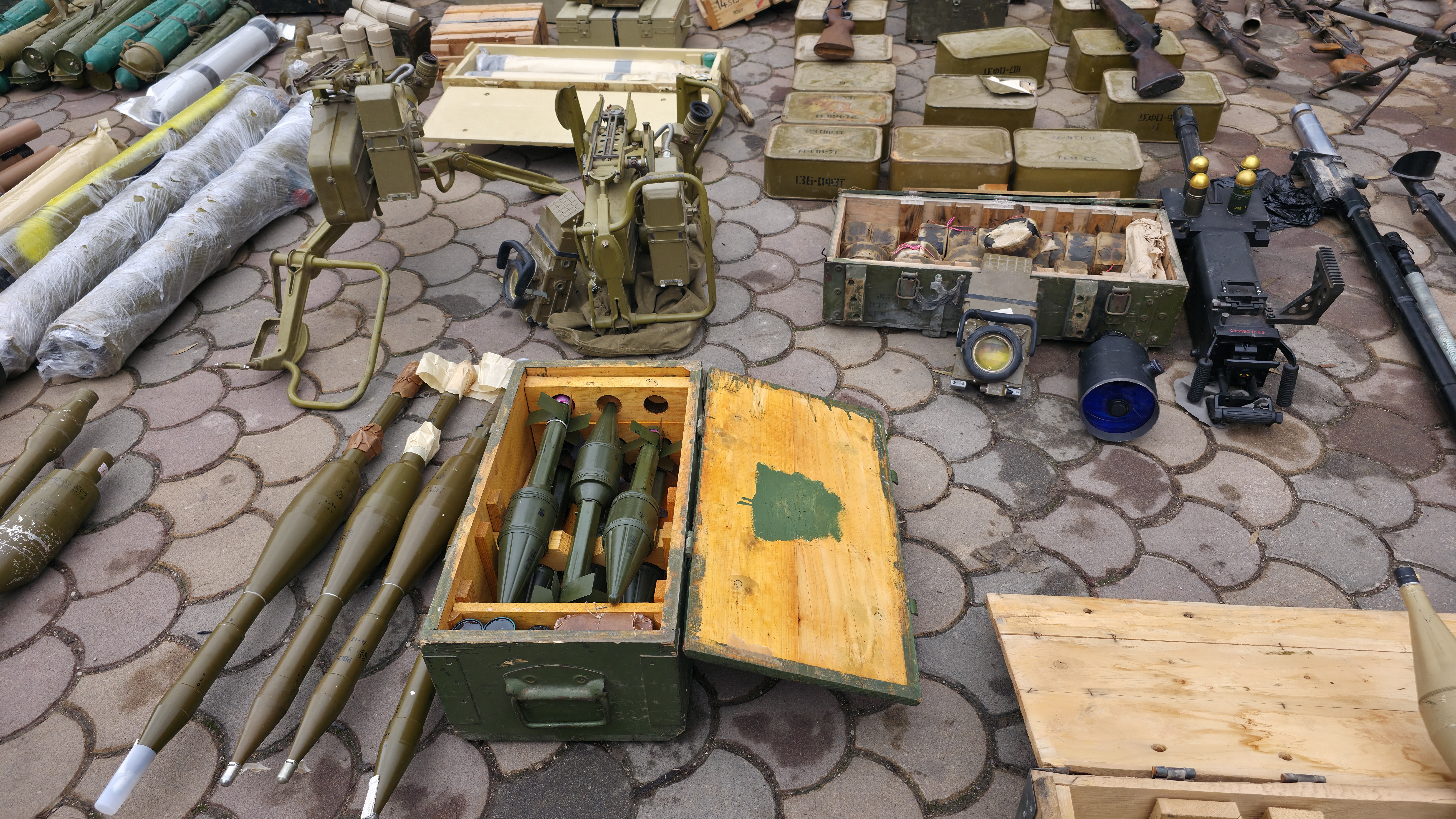 الأسلحة التي ضبطتها مديرية الأمن الداخلي في القصير. 