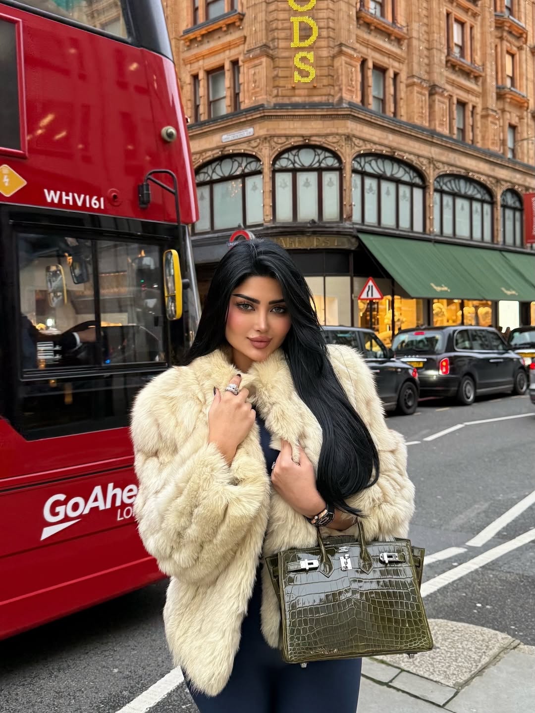 ملكة كابلي والجاكيت الفرو لإطلالات شتاء 2026 الكاجوال (انستغرام)