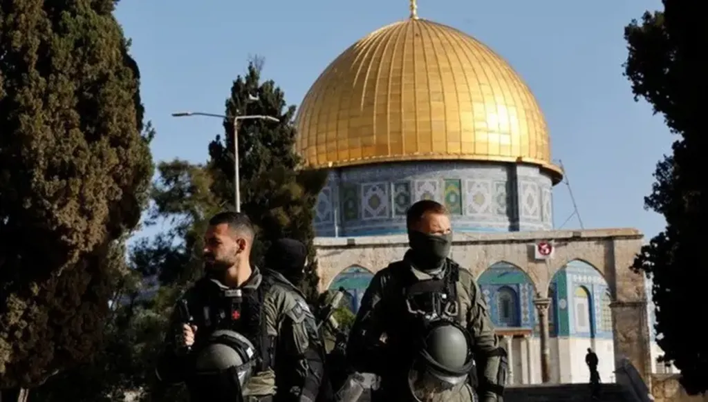 من بينهم بن غفير... مئات المستوطنين يقتحمون باحات الأقصى