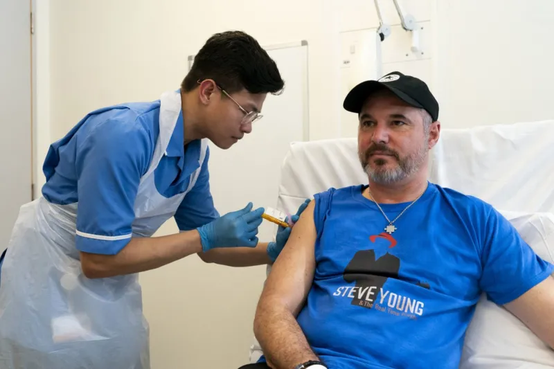 ستيف يونغ، أحد أوائل المرضى المشاركين في تجربة مستشفى جامعة كوليدج لندن.( صورة: يوي موك / وكالة برس أسوسيشن)