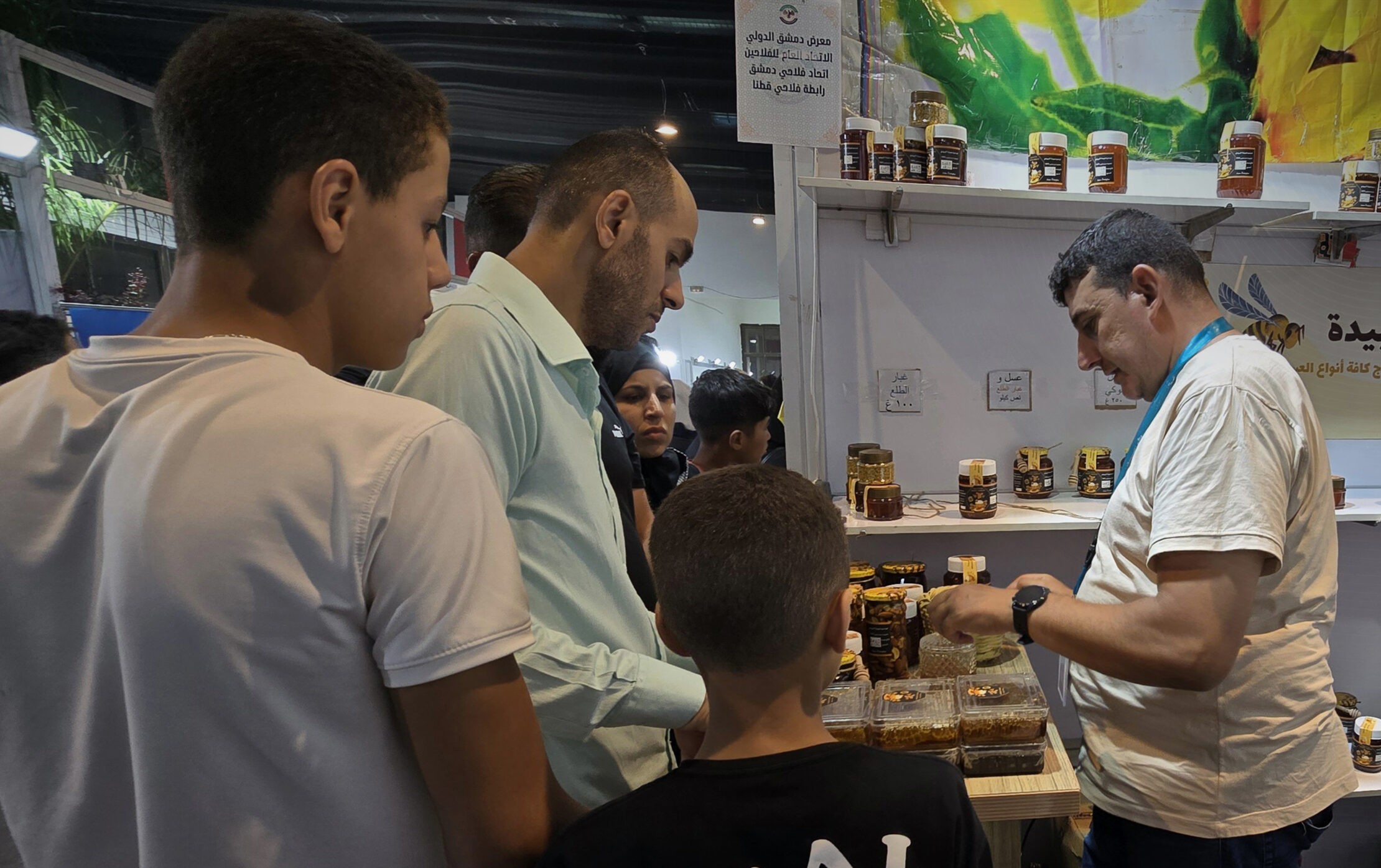 جناح يعرض إنتاجاً محلياً من العسل (سانا)