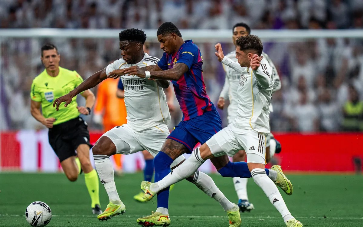 من مباراة سابقة بين ريال مدريد وبرشلونة. (أ ف ب)