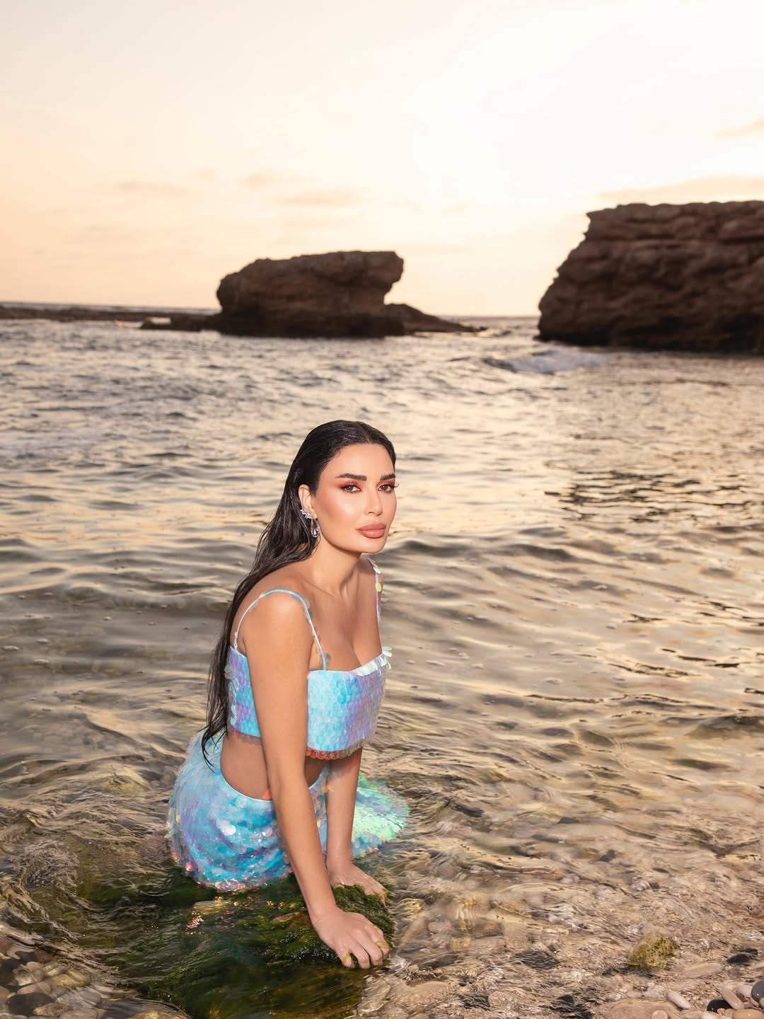 لوك سيرين عبد النور على الشاطئ (انستغرام)